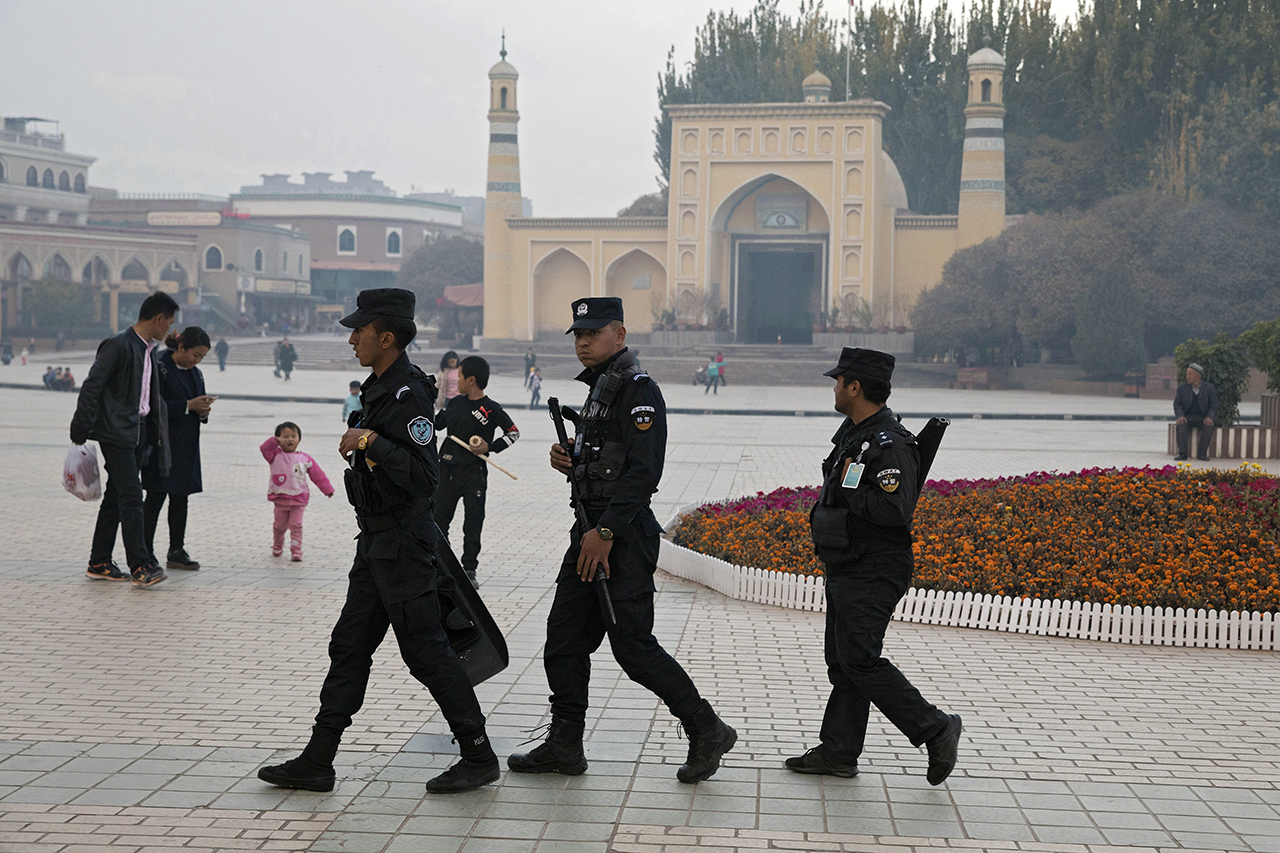 중국 신장위구르 카슈가르의 모스크(이슬람사원) 앞을 지나는 위구르 보안 순찰대들의 모습. 카슈가르=AP