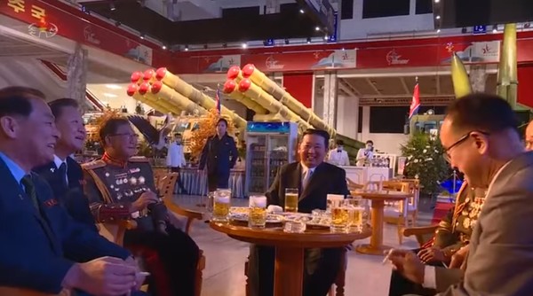 김정은 위원장이 주요 간부들과 생맥주 500cc가 놓인 테이블에서 맞담배를 하고 있다. 사진=조선중앙TV