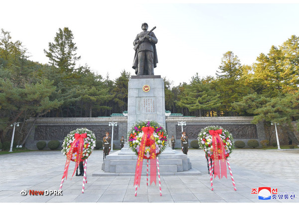 김정은 북한 국무위원장 명의의 화환이 회창군 인민지원군열사릉에 진정됐다. 사진=NEW DPRK