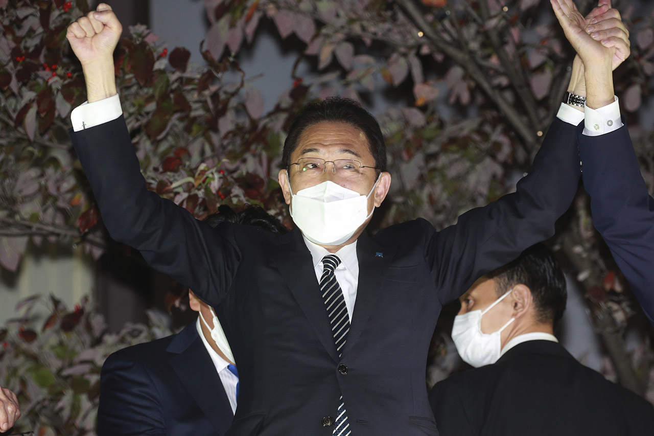 기시다 후미오 일본 총리가 지난 26일 도쿄에서 선거 유세 연설에 나서 손을 들어보이고 있다. 그는 집권 자민당의 총재로 오는 31일 중의원 선거를 앞두고 있다. 사진=AP