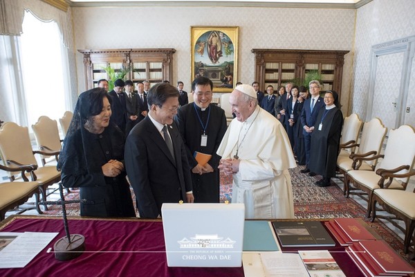 문재인 대통령이 프란치스코 교황을 만나 방북을 사진=청와대