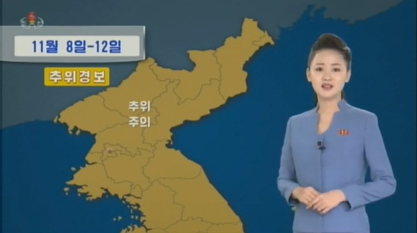 북한 조선중앙TV 기상캐스터가 추위경보를 알리고 있다. 사진=조선중앙TV