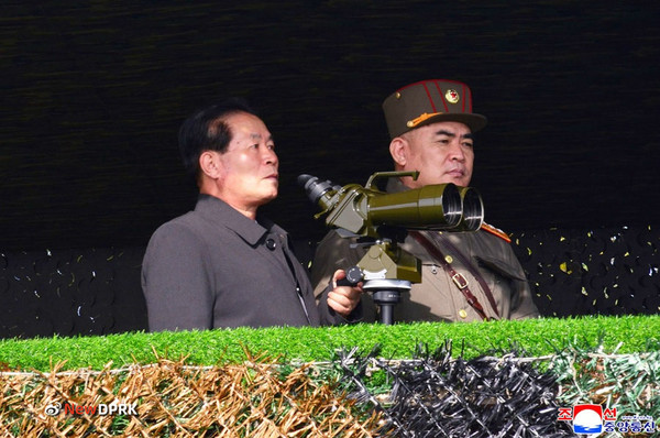 북한 서열 1위인 박정천 상무위원이 포사격 훈련을 지도하고 있다. 사진=NEW DPRK