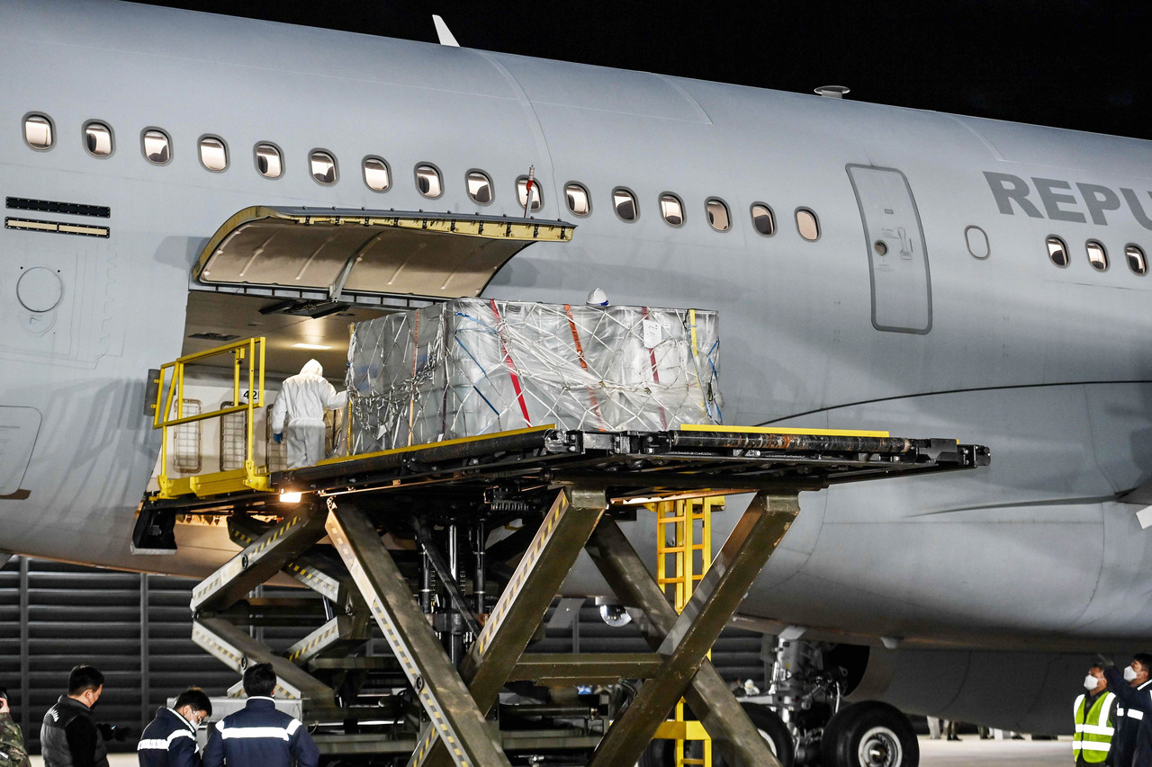 11일 오후 호주에서 공수한 요소수를 싣고 김해공항에 도착한 공군 다목적 공증급유 수송기 KC-330에서 관계자들이 요소수를 하역하고 있다. (사진=공군 제공