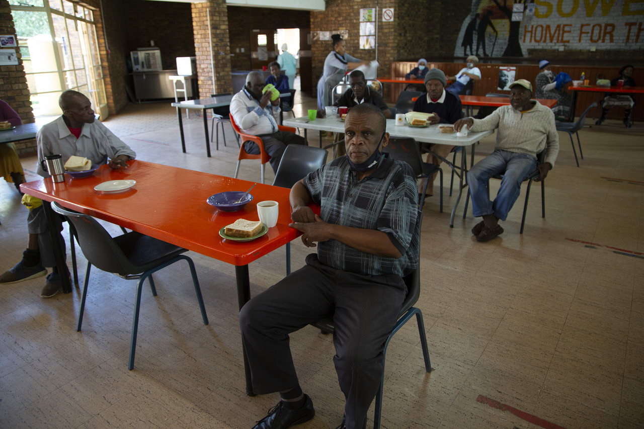 지난 14일(현지시간) 남아프리카공화국 요하네스버그의 소웨토 노인 요양원에서 이곳 입주자들이 사회적 거리 두기를 실천하면서 아침 식사를 하고 있다. 남아공 자료에 따르면 오미크론 변종이 코로나19 보다 증상이 덜한 것으로 보이지만 확산 속도가 훨씬 빨라 의료 시스템을 압도할 수 있다고 우려했다. 요하네스버그=AP