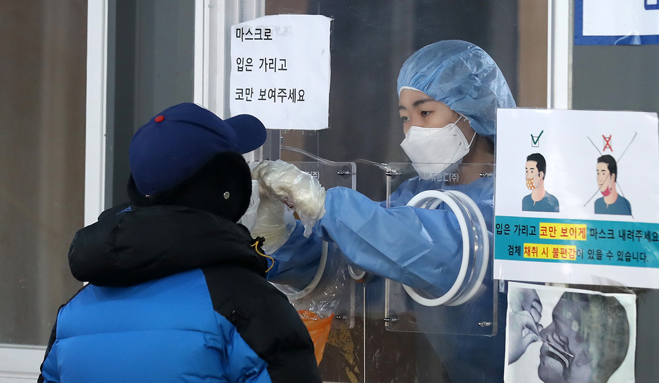 31일 오전 서울 중구 서울역광장에 마련된 코로나19 임시선별검사소에서 한 시민이 검사를 받고 있다. 사진=뉴시스