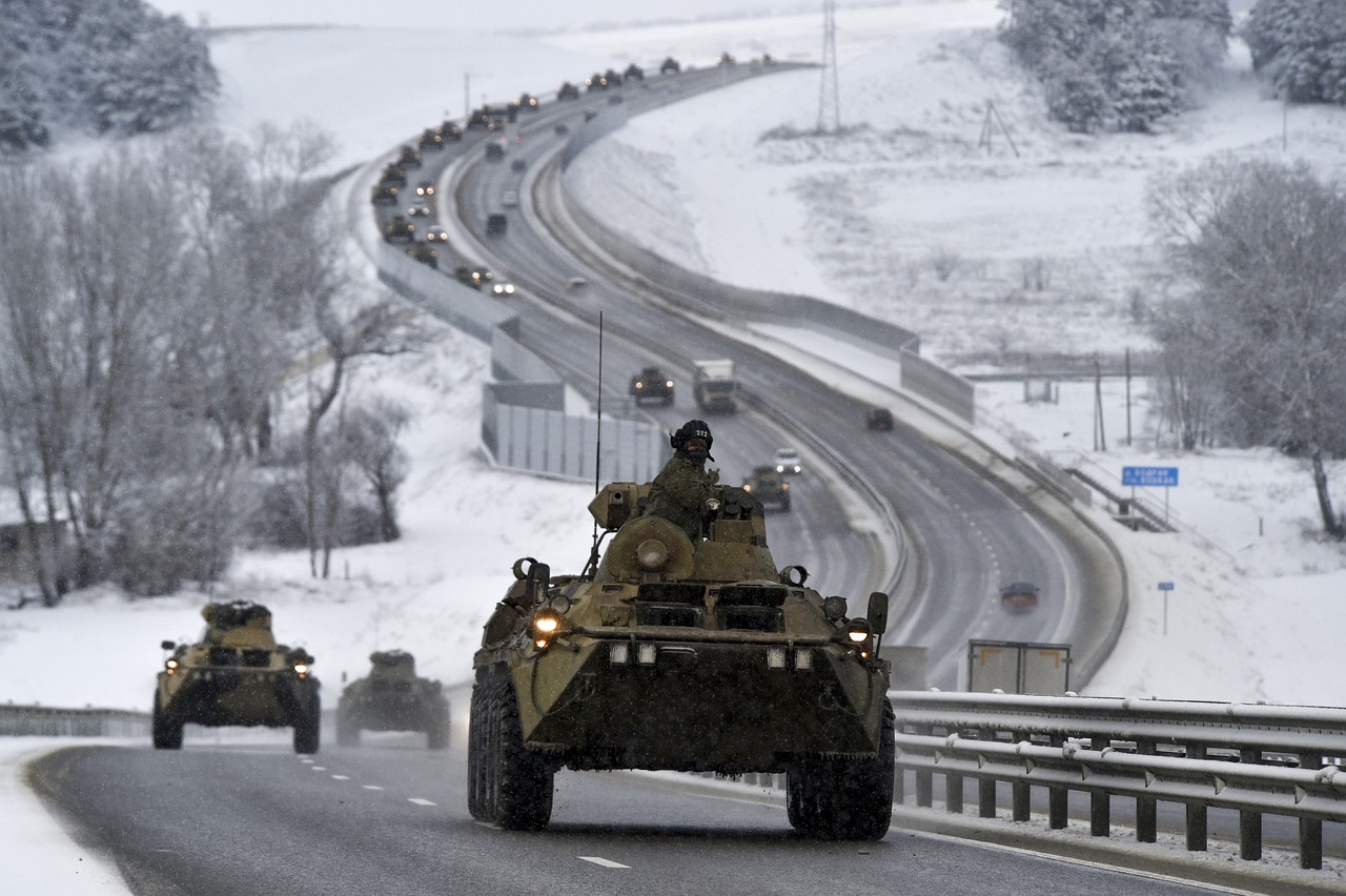 러시아 장갑차 행렬이 지난 18일(현지시간) 우크라이나 영역 크림반도의 한 고속도로를 따라 이동하고 있다. 러시아는 우크라이나 인근에 탱크와 기타 중화기를 보유한 10만 명의 병력을 집결시켰으며 북대서양조약기구(NATO) 옌스 스톨텐베르그 사무총장은 유럽 내 전쟁 발발의 긴박함을 우려했다. 키예프=AP