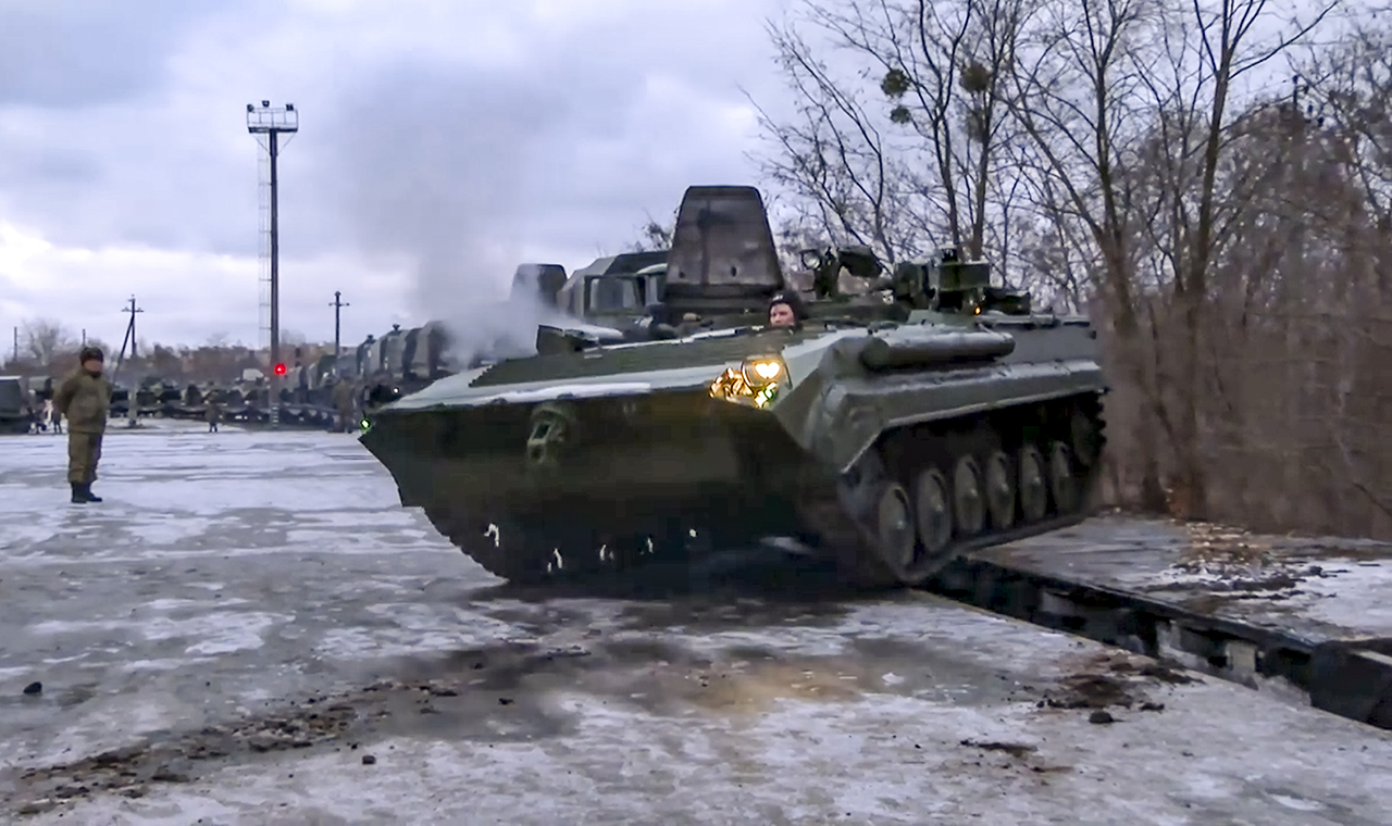 지난 19일(현지시간) 러시아 장갑차가 벨라루스에 도착한 후 철도에서 운전해 나오고 있다. 러시아는 우크라이나 인근 지역의 병력을 증강하기 위해 다수의 병력을 우크라이나와 국경을 접하고 있는 벨라루스에 파견했다. 벨라루스 당국은 이에 대해 양국 연합 군사훈련을 위해 러시아 군대가 도착했다고 발표했다. 민스크=AP