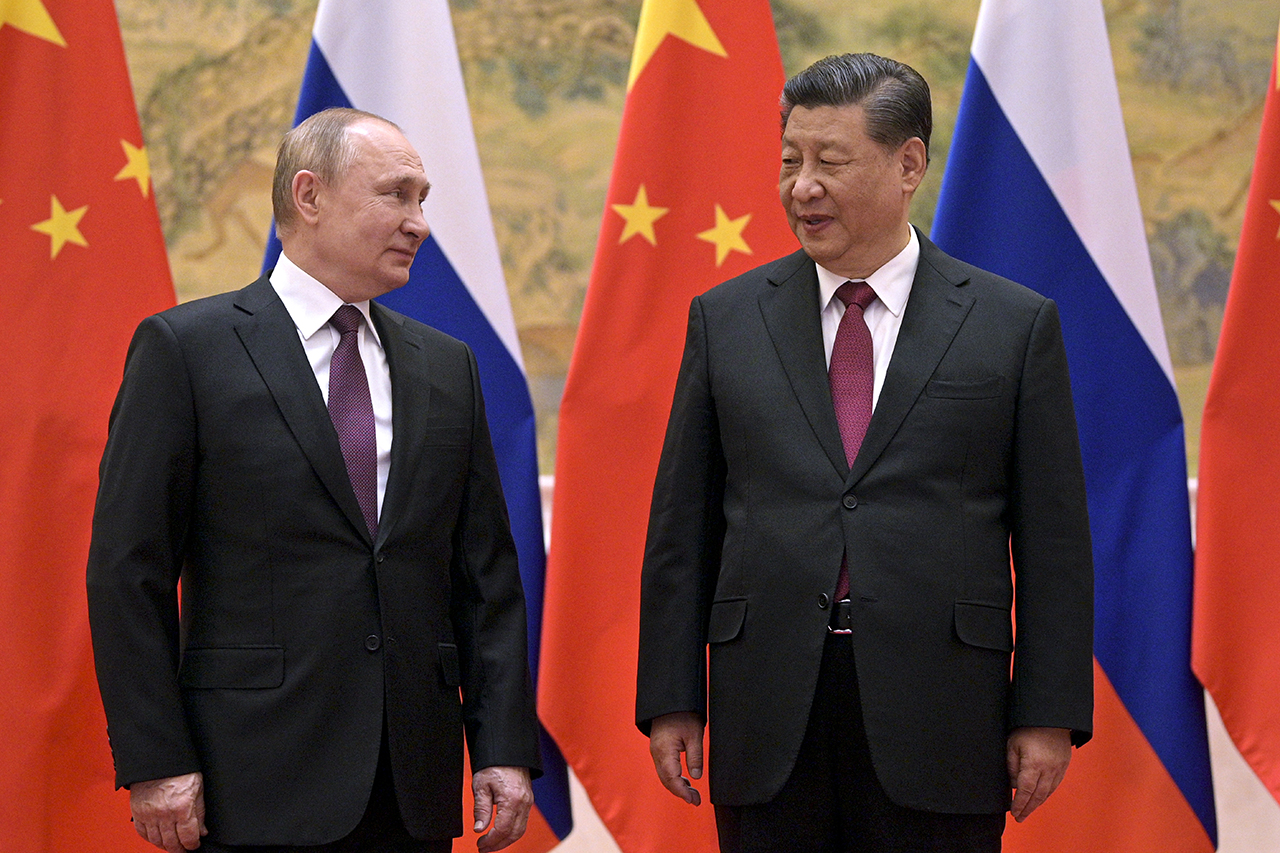 지난 4일 동계올림픽 참석차 베이징에 도착한 블라디미르 푸틴 러시아 대통령(왼쪽)이 시진핑 중국 주석을 만나 기념촬영 중 이야기를 나누고 있다. 베이징=AP