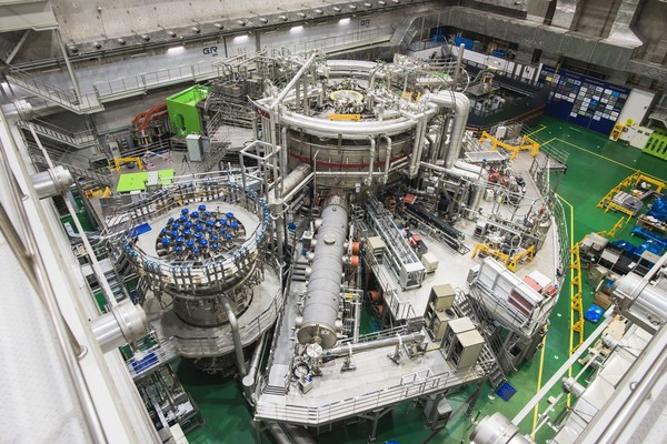사진은 한국핵융합에너지연구원에 있는 국내 최초 핵융합연구로(인공 태양) KSTAR. 사진=한국핵융합에너지연구원