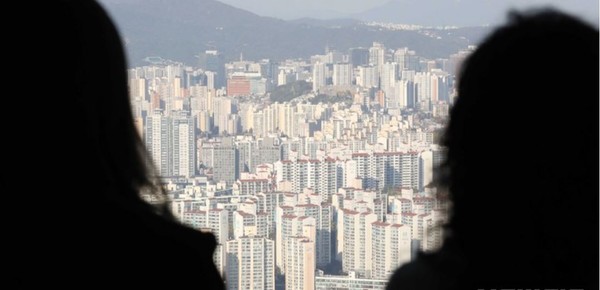 서울 아파트값이 4주 연속 하락세를 유지한 가운데 고가 아파트가 몰린 용산과 강남도 하락 전환하며 하락폭이 확대됐다. 사진=뉴시스