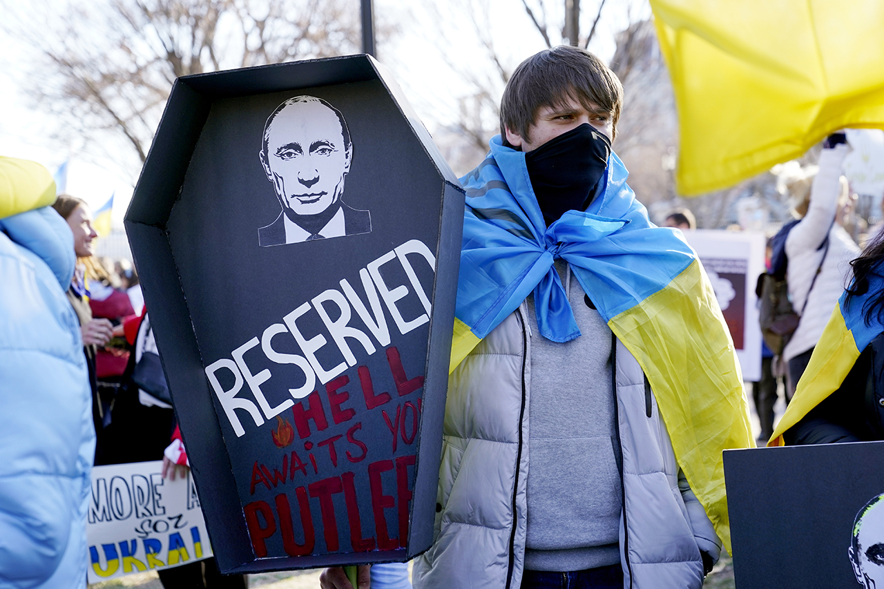 27일(현지시간) 워싱턴 백악관 밖에서 러시아의 우크라이나 침공에 반대하는 시위에 참여한 한 남성이 블라디미르 푸틴 러시아 대통령의 사진이 담긴 관을 들고 있다. 워싱턴=AP