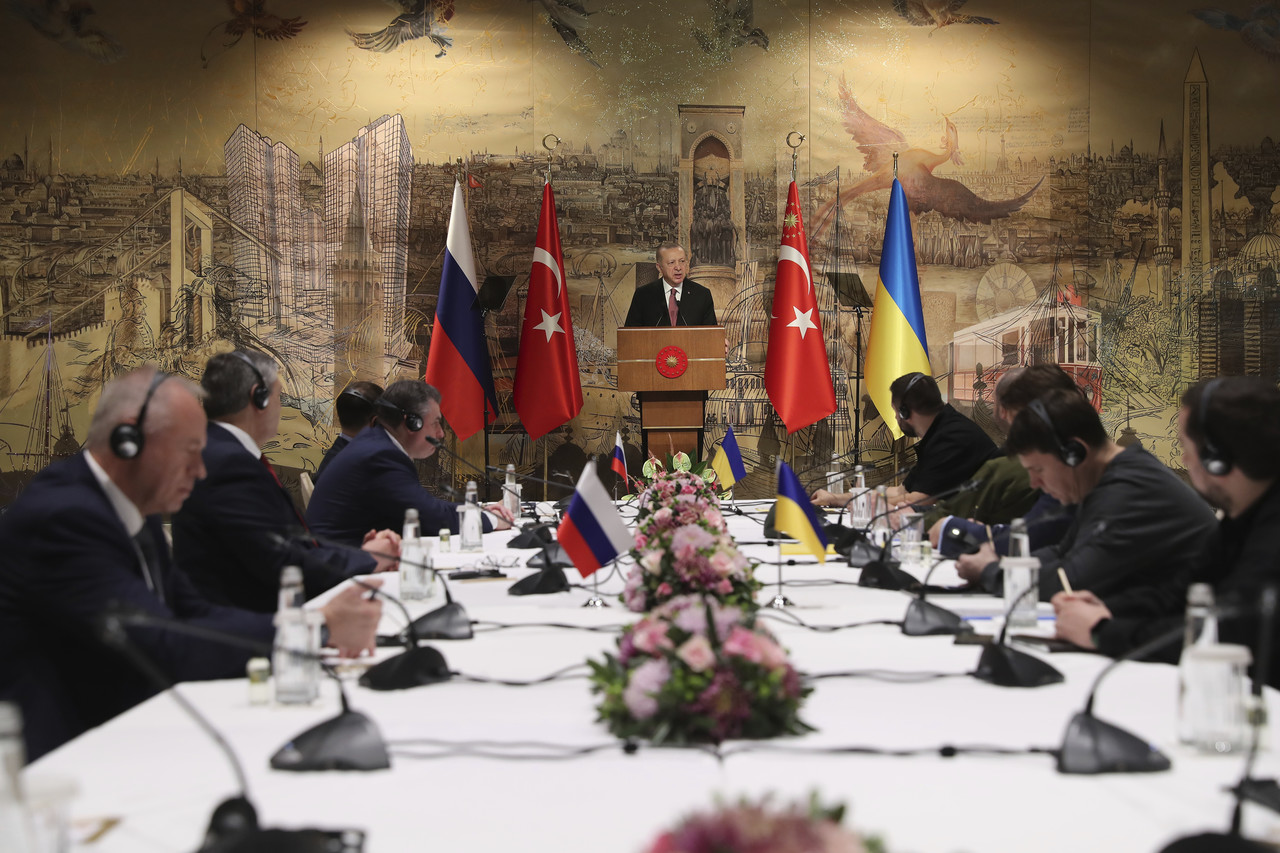 제프 타이이프 에르도안(가운데) 터키 대통령이 29일(현지시간) 터키 이스탄불의 돌마바흐체 궁전에서 러시아(왼쪽)와 우크라이나 협상 대표단을 환영하는 연설을 하고 있다. 이스탄불=AP