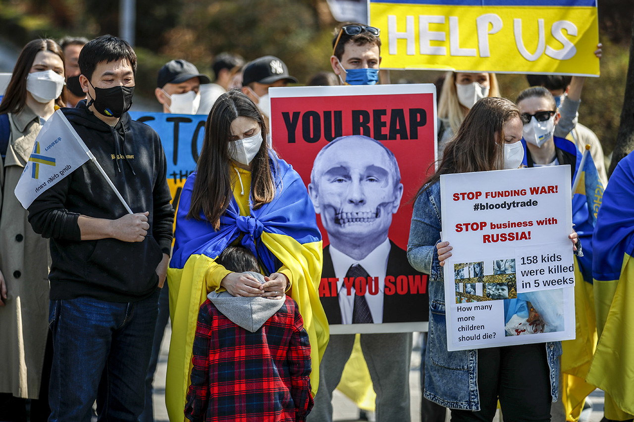 우크라인 긴급구호연대 등 재한우크라이나인들이 지난 3일 오후 서울 중구 서울시립미술관 앞에서 열린 러시아 규탄 및 전쟁 중단 촉구 집회에서 피켓을 들고 있다. 사진=뉴시스