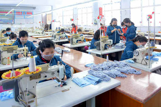 마스크를 생산하는 북한 노동자들. 사진=시사주간 DB