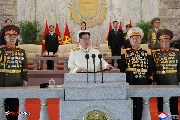 김정은 북한 국무위원장이 조선인민혁명군 창건 90주년 기념 열병식에서 연설하고 있다. 사진=NEW DPRK