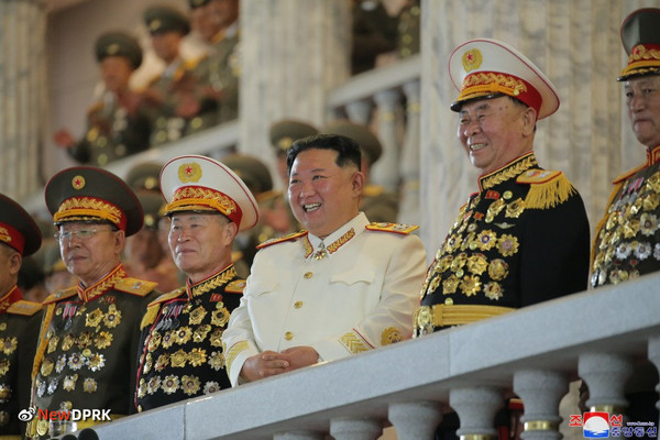 항일빨치산 결성 90주년 열병식을 지켜보는 김정은 국무위원장과 박정천, 리병철 당비서들. 사진=NEW DPRK