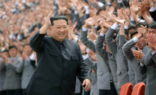 김정은 북한 국무위원장이 항일빨치산 창건 90주년 열병식에 참가한 청년들과 1일 기념사진을 찍었다. 사진=트위터