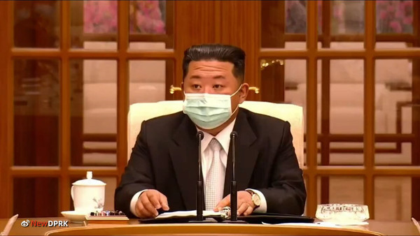 김정은 위원장이 당 중앙위 제8기 제8차 정치국 회의에서 마스크를 쓴 채 주재하고 있다. 사진=NEW DPRK