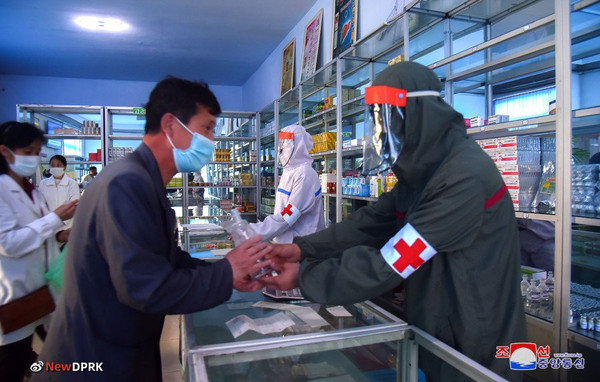 북한 군의전투원들이 약국에서 의약품을 공급하고 있다. 사진=NEW DPRK