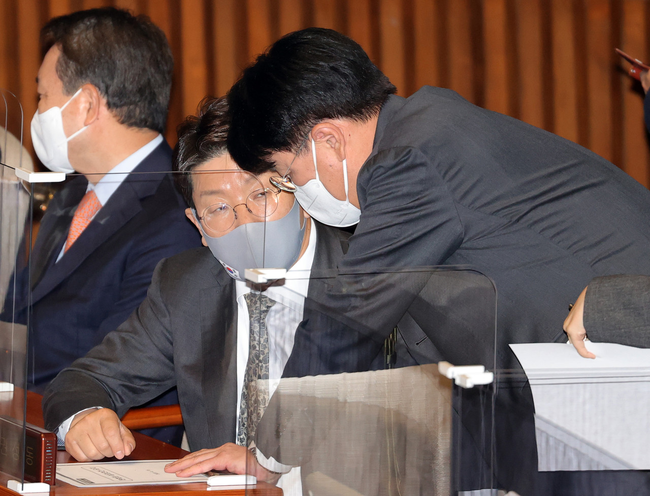권성동 국민의힘 원내대표가 지난 4월 15일 서울 여의도 국회에서 열린 제 395회 본회의 (임시회)에서 장제원(오른쪽) 의원과 대화하고 있다. 공동취재사진