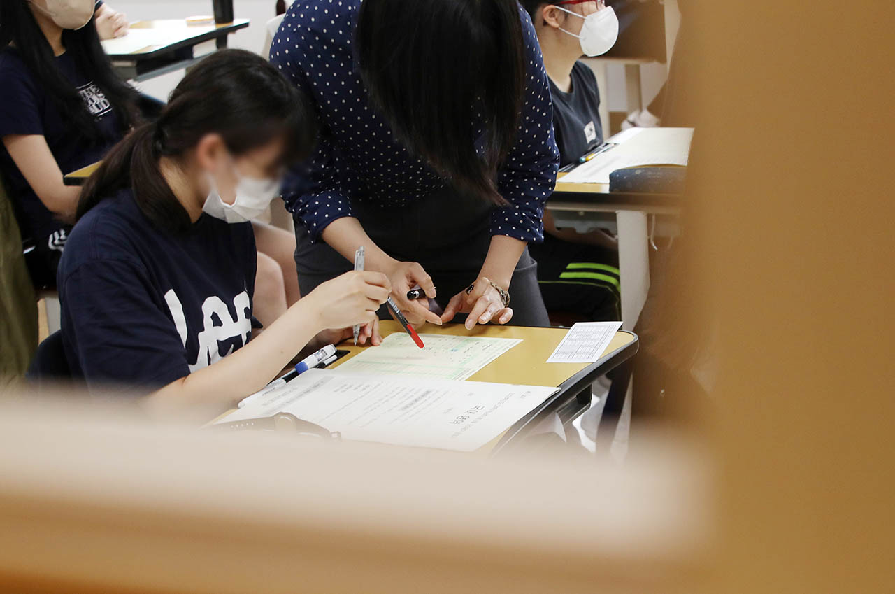 2022년 6월 전국연합학력평가날인 지난 9일 오전 서울 영등포구 여의도여자고등학교에서 학생들이 시험 준비를 하고 있다. (공동취재사진)