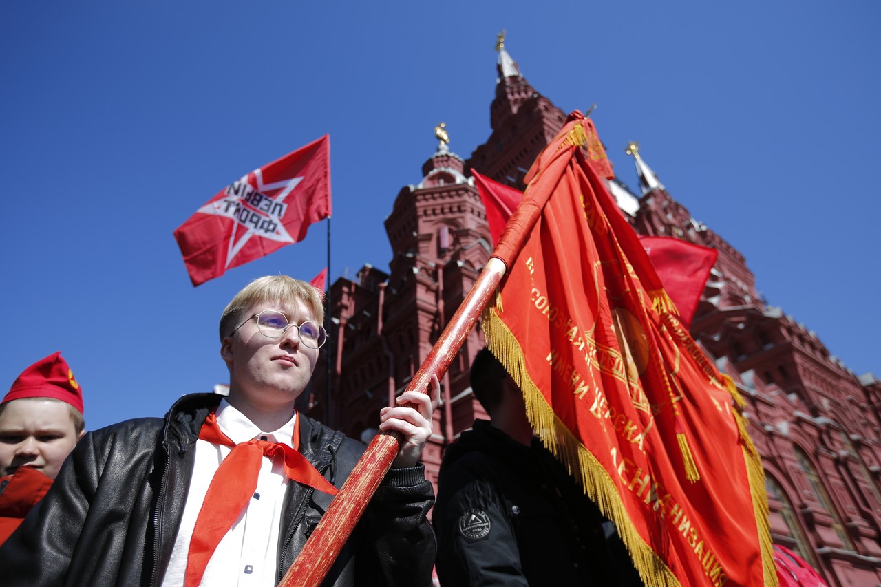 지난달 22일(현지시간) 러시아 모스크바의 붉은광장에서 붉은색 네커치프 차림의 청소년들이 구소련의 대규모 청년조직인 '전 연맹 개척자 위원회'(All-Union Pioneer Organization)에 가입하면서 이 단체 창립 100주년을 맞아 붉은 깃발을 들고 있다. 모스크바=AP