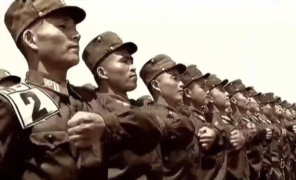 북한 열병식에 동원된 군인들이 훈련을 하고 있다. 사진=조선중앙TV