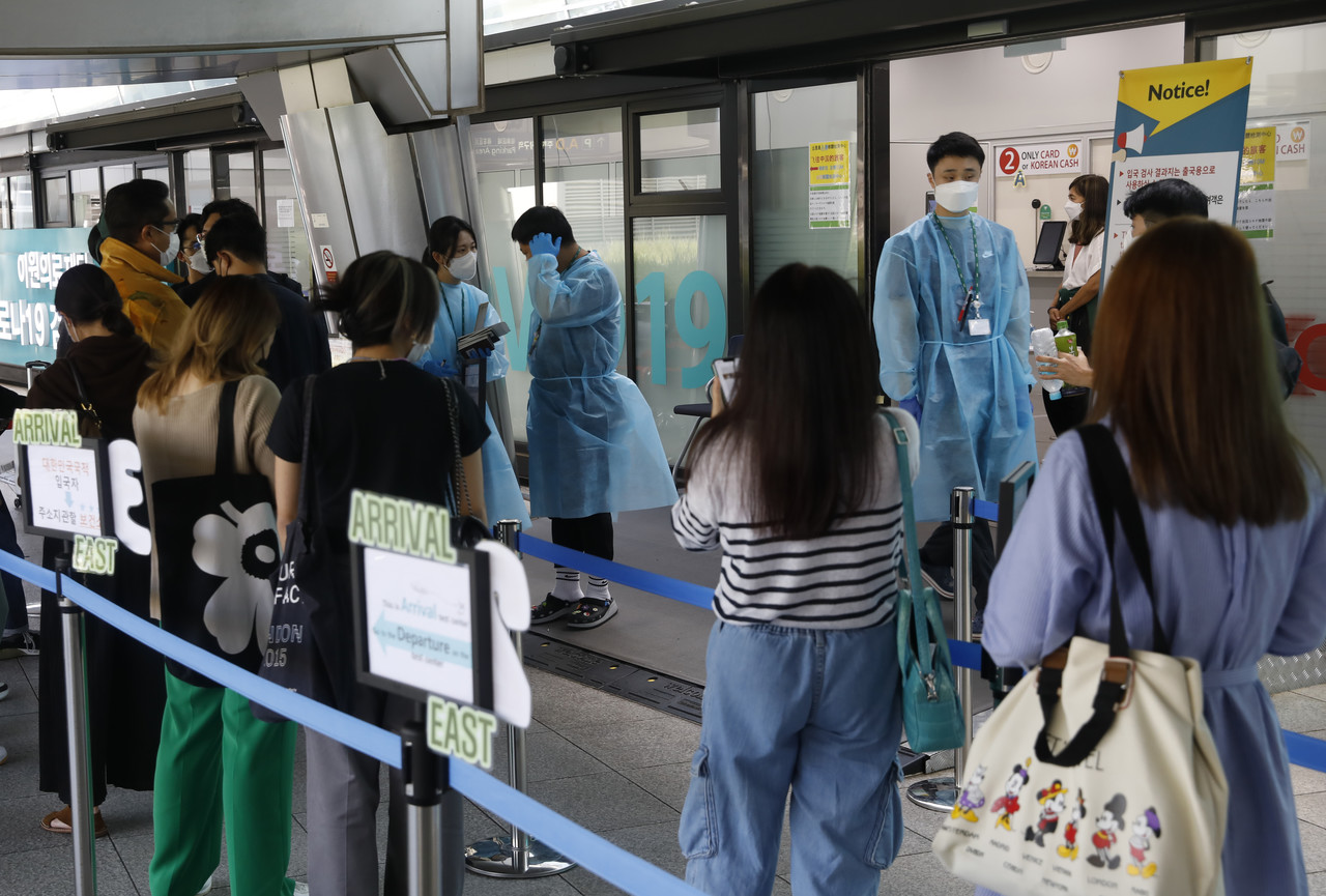 사진은 지난 25일 인천국제공항 코로나19 입국자 검사센터에 줄 선 입국자 모습. 사진=뉴시스