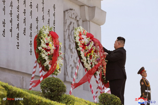 김정은 북한 국무위원장이 전승절을 맞아 북중 우의탑에 헌화하고 있다. 사진=NEW DPRK