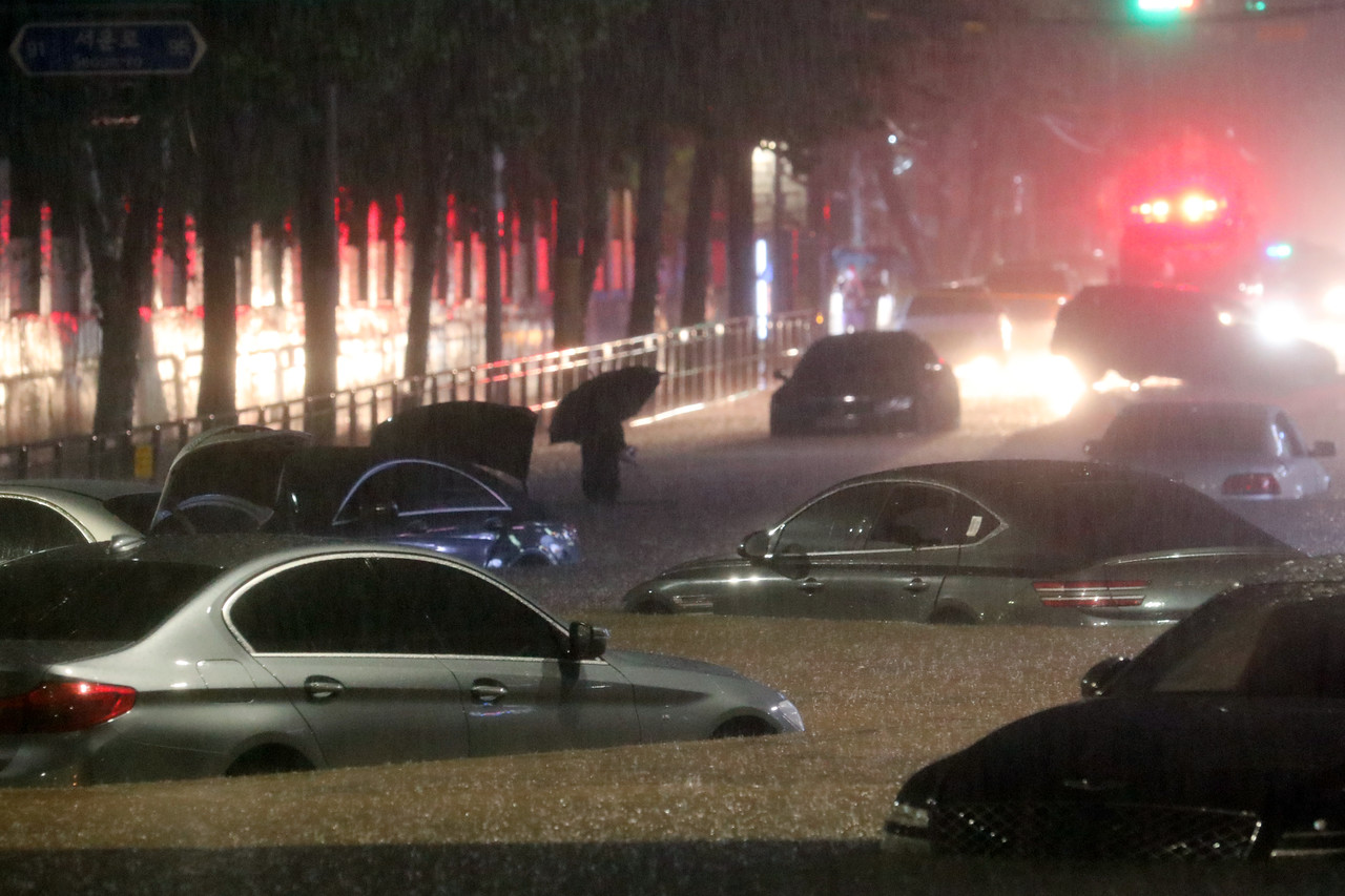 서울과 경기북부 등 수도권에 폭우가 내린 지난 8일 오후 서울 강남구 일대 도로가 침수돼 차량이 잠겨 있다. 사진=뉴시스