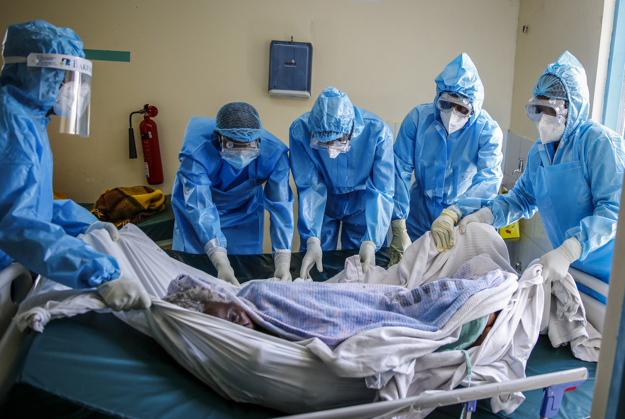 케냐 수도 나이로비에 있는 케냐 국립병원 코로나19 병동 중환자실에서 한 의료인이 코로나19 환자를 들것에 싣고 있다. 나이로비=AP