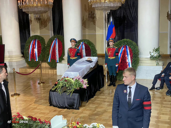 고르바초프 전 소비에트연방 대통령의 장례식에서 메드베데프가 꽃을 바치고 있다. 사진=NEW DPRK