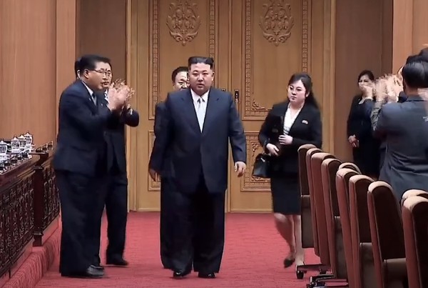 최고인민회의 시정연설을 위해 만수대의사당으로 들어선 김정은 위원장 뒤로 검은색 투피스 여성이 보인다. 사진=조선중앙TV