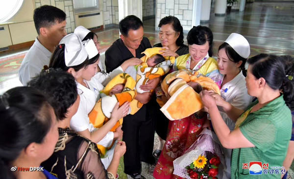 평양산원에서 건강한 모습으로 퇴원하는 530번째 세쌍둥이. 사진=NEW DPRK