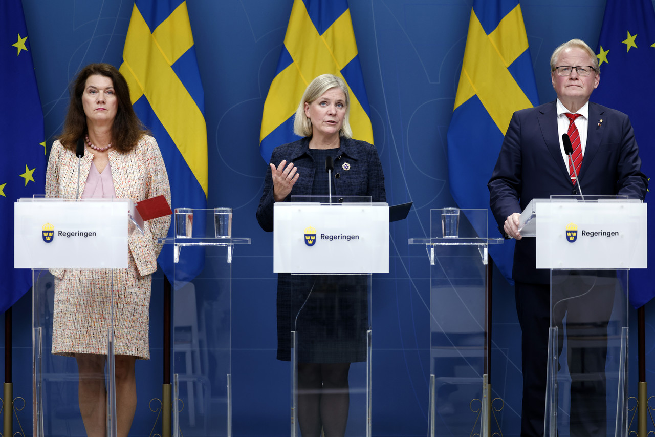 안 린데 스웨덴 외무장관(사진 왼쪽), 마그달레나 안데르손 스웨덴 총리, 페테르 훌트크비스트 스웨덴 국방장관이 27일(현지시간) 스웨덴 스톡홀름에서 발트해 북부 노르트스트림(Nord Stream) 가스 누출 사고와 관련해 기자회견을 하고 있다. 스톡홀름=AP