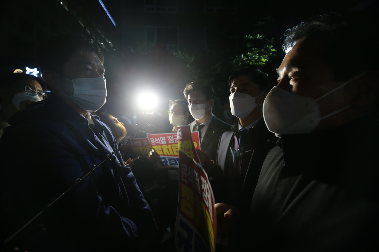 더불어민주당 의원들이 19일 오후 서울 여의도 중앙당사 앞에서 민주연구원 압수수색에 나선 검찰 관계자들과 대치하고 있다. 공동취재사진