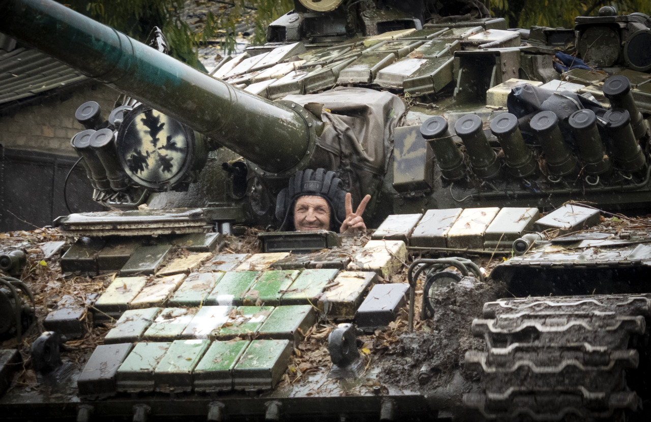 26일(현지시간) 우크라이나 도네츠크주 바흐무트에서 우크라이나 전차병이 전차 안에서 승리의 V를 그리고 있다. 이 지역은 러시아군과의 전투가 가장 치열했던 곳으로 알려져 있다. 바흐무트=AP