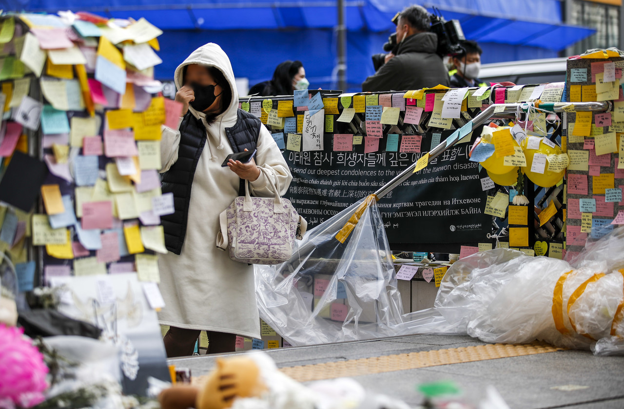 7일 오전 서울 용산구 이태원역에 마련된 추모공간을 찾은 시민들이 추모하고 있다. 사진=뉴시스