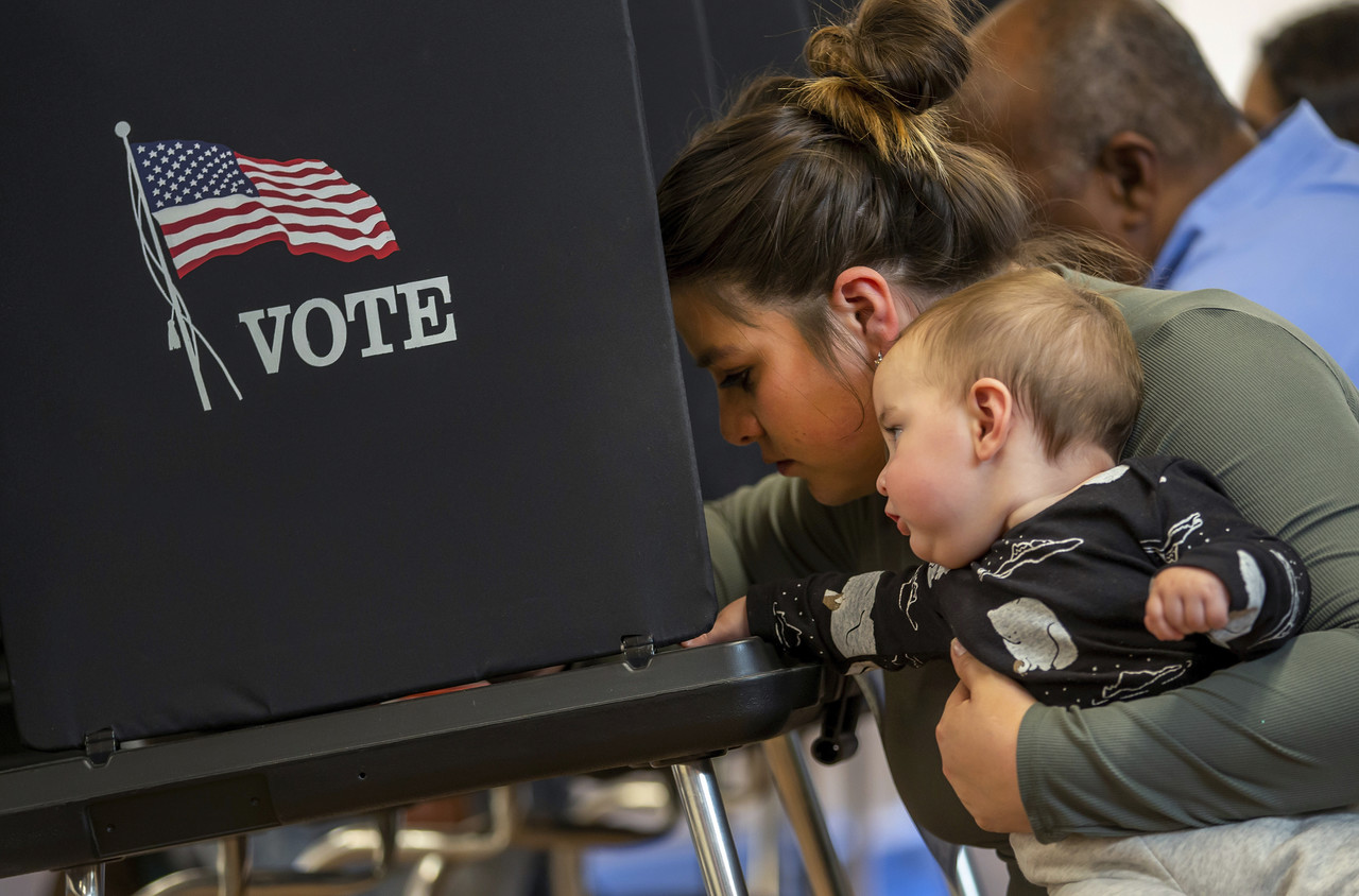 미국 중간 선거일인 8일(현지시간) 뉴멕시코주 앨버커키의 한 투표소에서 한 여성이 생후 11개월 된 아들을 안고 투표하고 있다. 앨버커키=AP