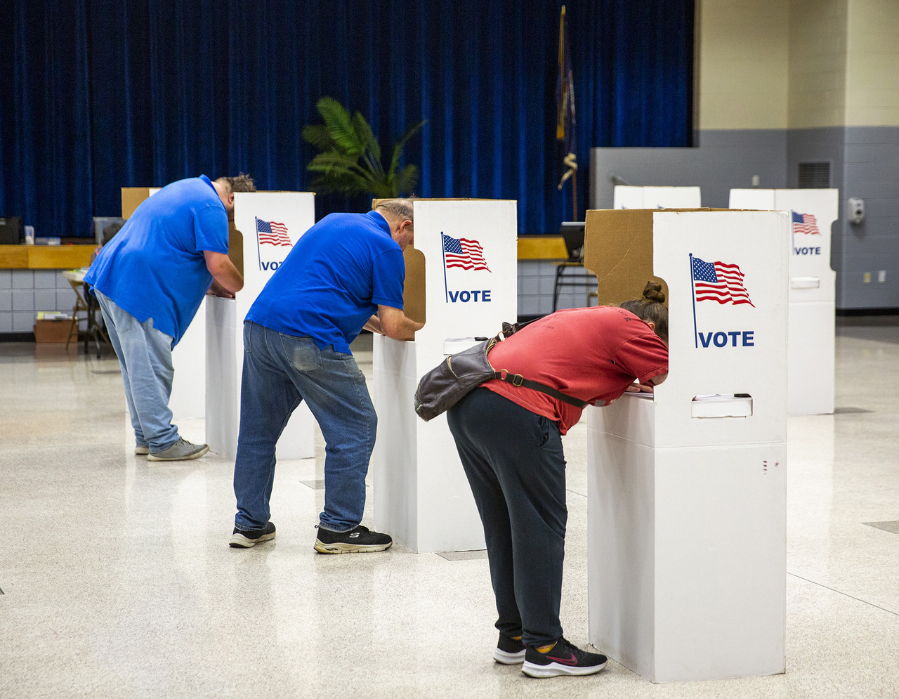 미국 중간선거일인 지난 8일(현지시간) 버지니아주 프레데릭스버그의 한 투표소에서 유권자들이 투표하고 있다. 프레데릭스버그=AP