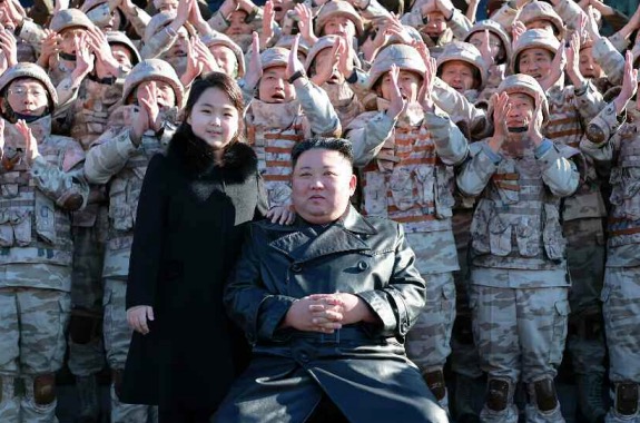 리설주와 똑닮은 모습으로 대륙간탄도미사일 공로자들과 기념사진을 찍는 김주애. 사진=트위터