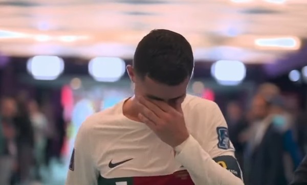 포르투갈이 모로코에 0:1 패를 당한 뒤 크리스티아누 호날두가 라커룸으로 가며 눈물을 훔치고 있다. 사진=웨이보