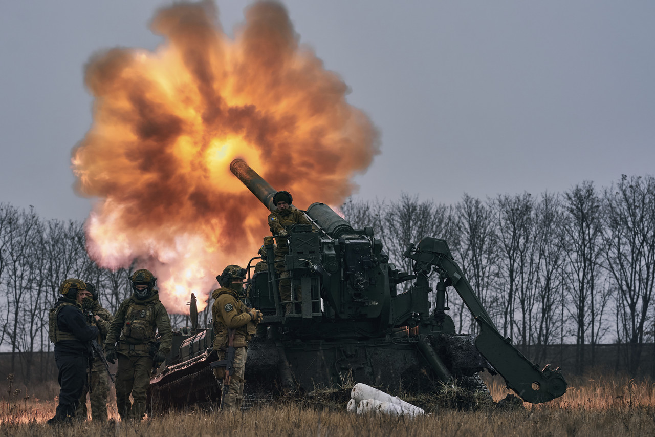 지난 16일(현지시간) 우크라이나 군인들이 도네츠크주 바흐무트 전선에서 러시아 진지를 향해 피온(Pion) 자주포를 발사하고 있다. 바흐무트=AP