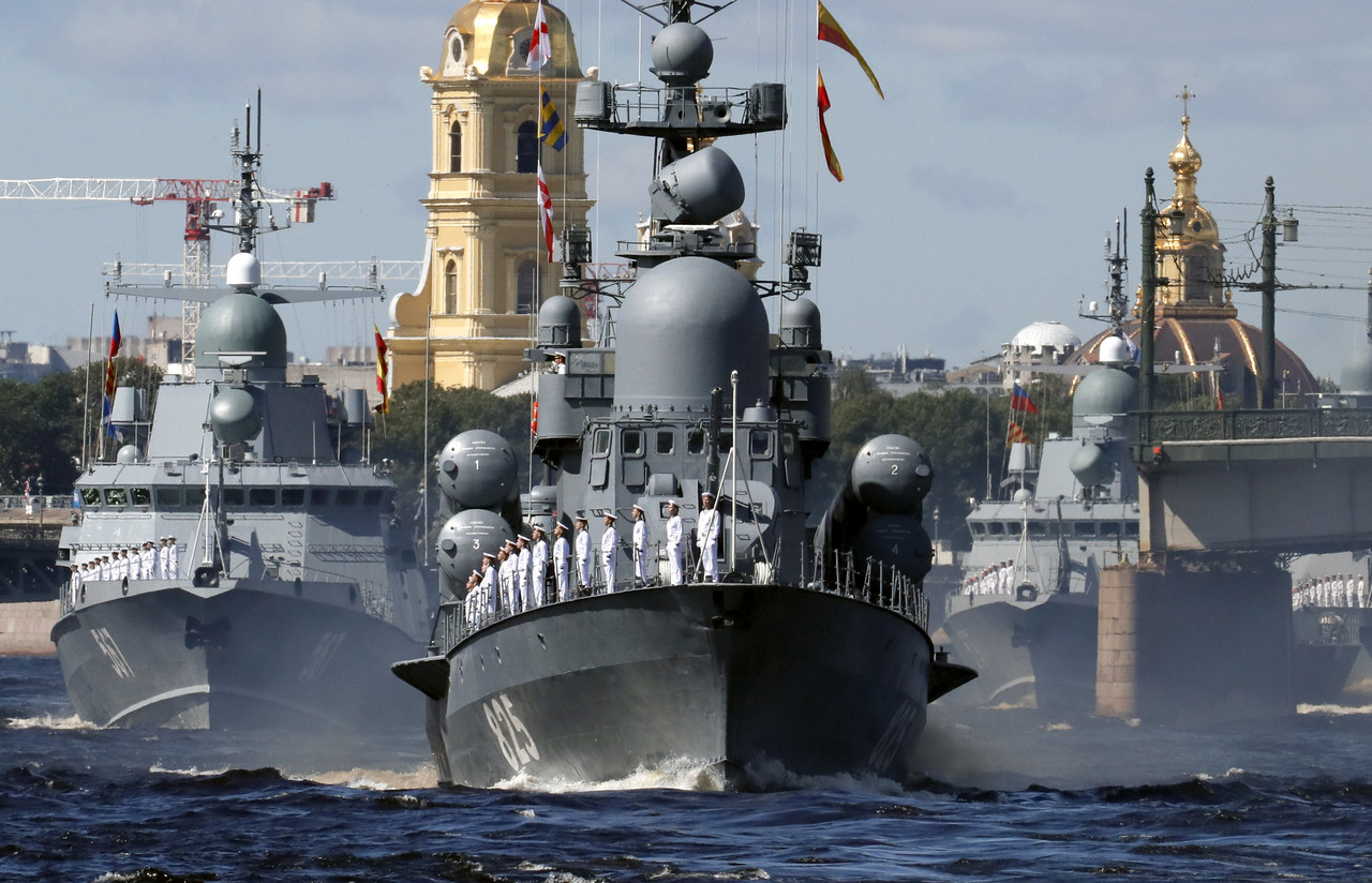지난 2020년 7월 26일(현지시간) 러시아 상트페테르부르크에서 해군의 날 기념식이 열려 러시아 군함들이 해상 퍼레이드를 펼치고 있다. 상트페테르부르크=AP