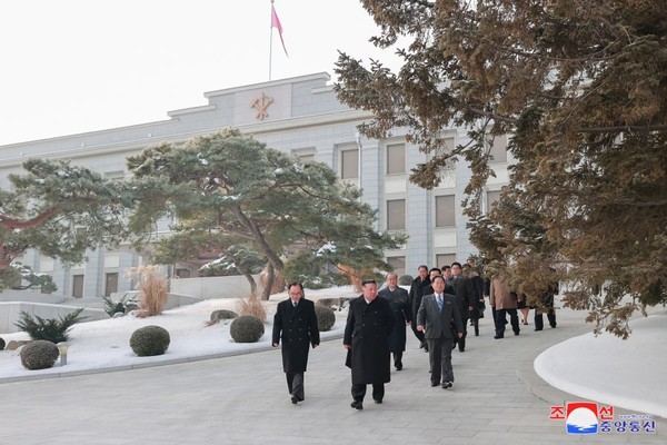 김정은 북한 국무위원장과 상무위원들이 눈밭을 걸으며 이동하고 있다. 사진=트위터