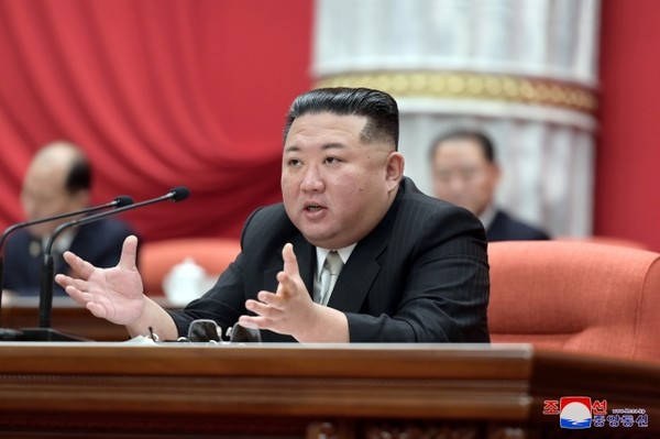 김정은 북한 국무위원장이 전원회의 3일차 회의에서 보고를 통해 총화하고 있다. 사진=트위터
