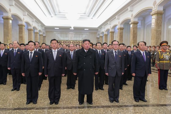 김정은 북한 국무위원장이 1일 상무위원 등 간부들과 금수산태양궁전을 참배했다. 사진=트위터
