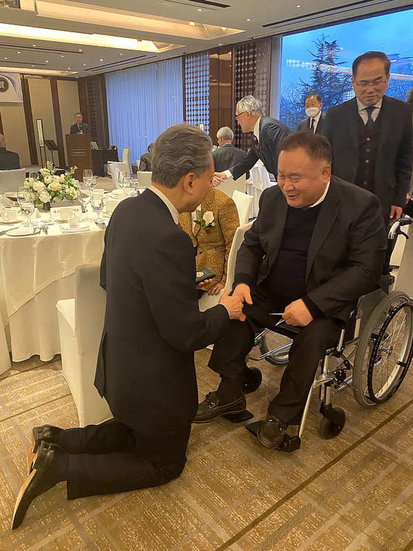 우당특별상을 수상하는 자리에서 휠체어를 탄 이상민 의원을 만나자 무릎을 꿇고 눈을 맞추는 하토야마 전 일본 총리. 사진=시사주간