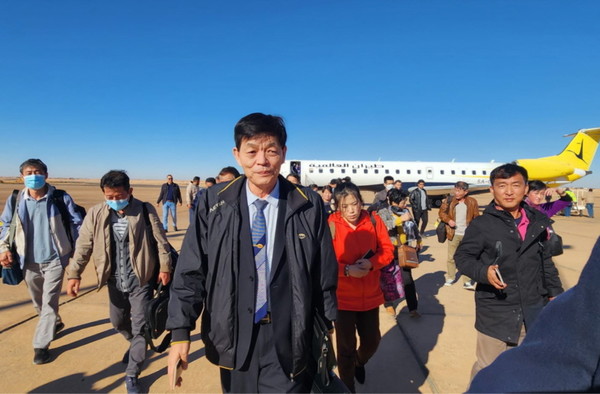 리비아 공항에 도착한 북한 의료진 30여명이 활주로를 빠져나오고 있다. 사진=트위터